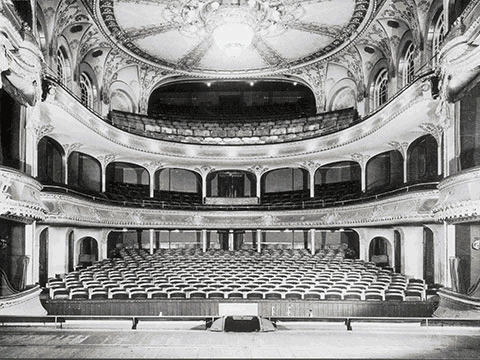  Großes Haus, Theater Gera: Reproduktion des historischen Kronleuchters 